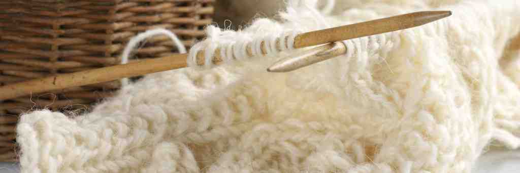 Comment assembler un snood tricoté?