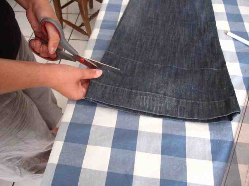 Comment raccourcir un jean sans le couper?