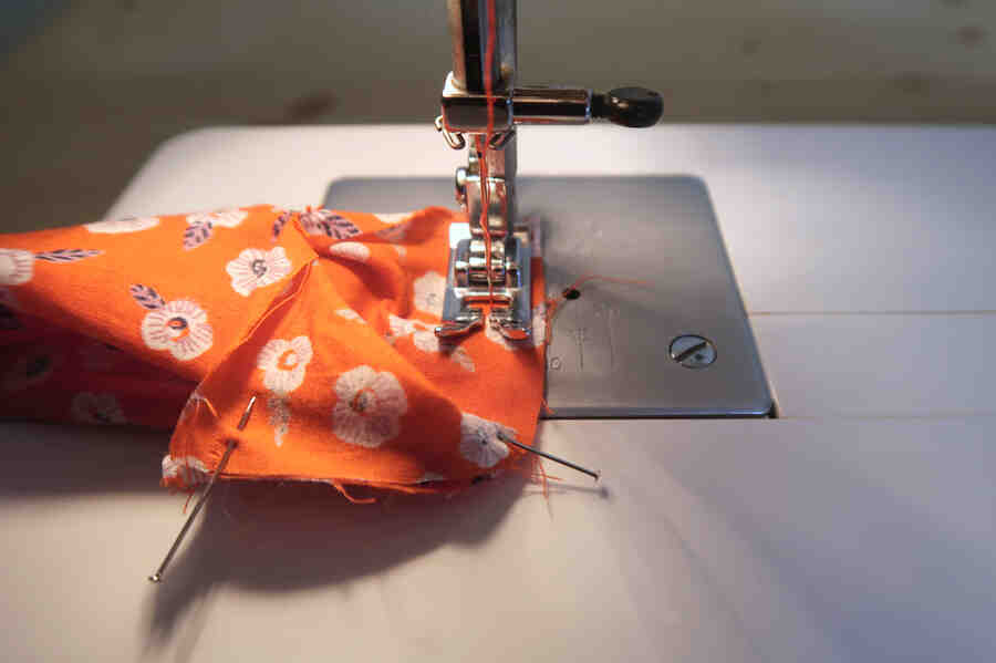Comment faire un chouchou en tissu avec une machine à coudre ?